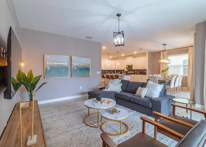 Gorgeous 6-Bedroom House With Private Pool